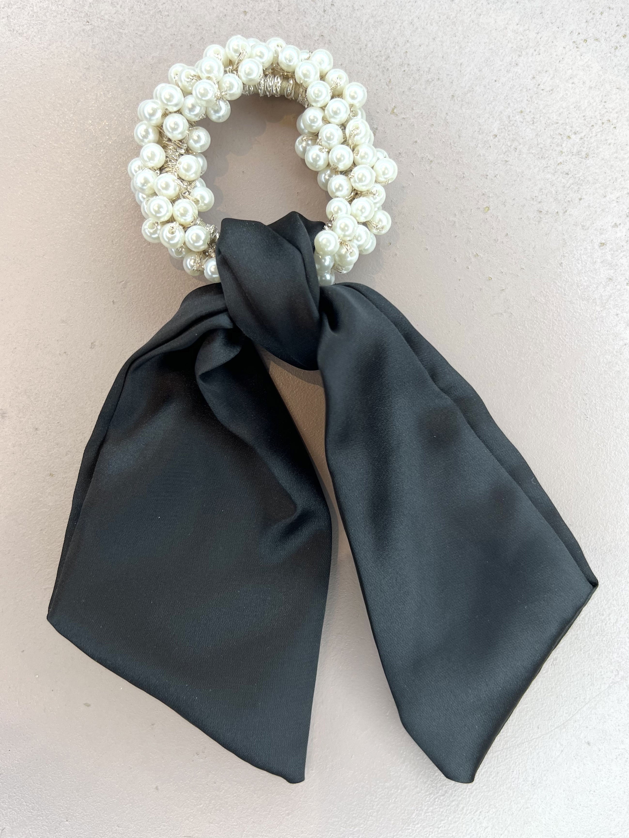 Paris - Sød elastik med hvide perler og lille bånd